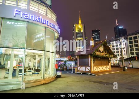 12. Dezember 2021, Hessen, Frankfurt/Main: Das Gebiet des Frankfurter Weihnachtsmarktes an der Hauptwache ist am frühen Morgen noch leer. Auf der linken Seite befindet sich ein Infostand. Foto: Frank Rumpenhorst/dpa/Frank Rumpenhorst/dpa Stockfoto