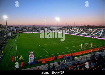 Venedig, Italien. 11. Dezember 2021. Die allgemeine Ansicht des Stadions Pier Luigi Penzo ist vor dem Fußballspiel der Serie A zwischen dem FC Venezia und dem FC Juventus zu sehen. Kredit: Nicolò Campo/Alamy Live Nachrichten Stockfoto