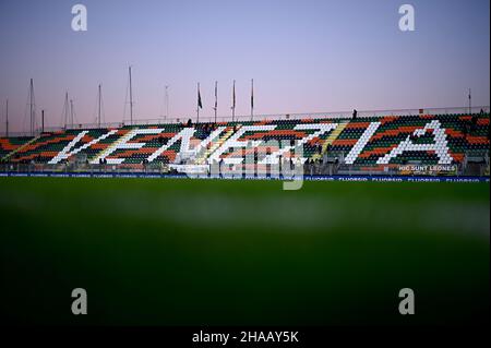 Venedig, Italien. 11. Dezember 2021. Die allgemeine Ansicht des Stadions Pier Luigi Penzo ist vor dem Fußballspiel der Serie A zwischen dem FC Venezia und dem FC Juventus zu sehen. Kredit: Nicolò Campo/Alamy Live Nachrichten Stockfoto