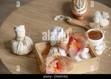 Spa-Komposition mit thailändischen Orchideenblüten und Badaccessoires. Stockfoto