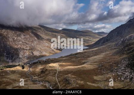 Luftaufnahme der fliegenden Drohne Episches Landschaftsbild im Frühherbstherbst entlang des Ogwen-Vslley im Snowdonia-Nationalpark mit dramatischem Himmel und Berg Stockfoto