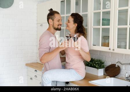 Süße glücklich romantische paar Toasting Gläser in der Küche Stockfoto