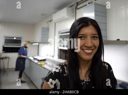 Buenos Aires, Argentinien. 01st Dez 2021. Cynthia Moya, Studentin an der Veterinärmedizinischen Fakultät, hat die Fleischsommelier-Ausbildung abgeschlossen. Die neue Schulung dauert 300 Stunden und umfasst Trainingsmodule zur Tierhaltung, Verarbeitung, Zubereitung und Verkostung von Fleisch. (To dpa 'Meat Sommeliers Explain their favorite Food to Argentines') Quelle: Florencia Martin/dpa/Alamy Live News Stockfoto