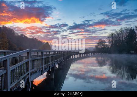 Marsh Lock Walkway im Winternebel und Frost bei Sonnenaufgang. Mill Lane, Henley-on-Thames, Bernshire / Oxfordshire, England Stockfoto