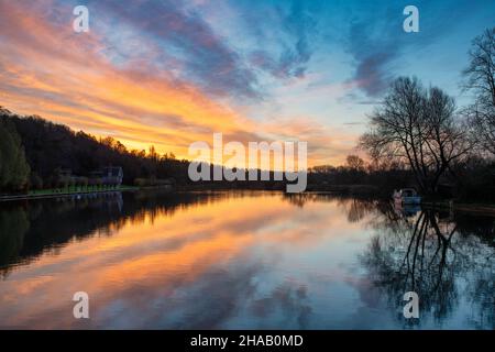 Sonnenaufgang über der Themse im Winter. Henley-on-Thames, Bernshire / Oxfordshire, England Stockfoto