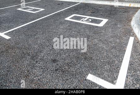 Parkplätze mit behinderten Zeichen und Markierungslinien auf asphalt Stockfoto