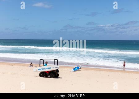 Rettungsschwimmer am Manly Beach, blauer Himmel und Wellen am Sommertag, idyllisch, Sydney, NSW, Australien Stockfoto