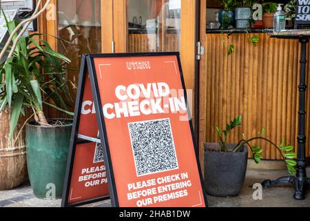 Covid 19 Check-in-Zeichen und Service NSW App QR-Code vor einem Restaurant in Mnaly, Sydney, NSW, Australien Stockfoto