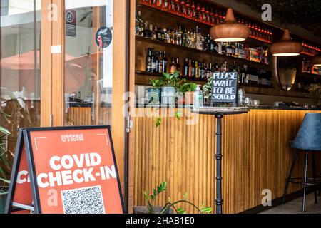 Covid 19 Check-in-Zeichen und Service NSW App QR-Code vor einem Restaurant in Mnaly, Sydney, NSW, Australien Stockfoto