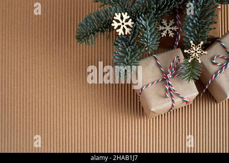 Flach Lay Komposition mit Weihnachtsgeschenken biege Hintergrund. Boxtag Stockfoto