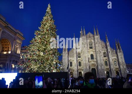 Mailand, Lombardei, Italien. 11th Dez 2021. 11. Dezember 2021, Mailand, Italien: Blick auf den Duomo-Platz, mit dem Weihnachtsbaum und im Hintergrund die Kathedrale von Mailand Credit: Ervin Shulku/ZUMA Wire/Alamy Live News Stockfoto