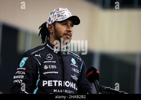 Lewis Hamilton (GBR) Mercedes AMG F1 im Qualifying Parc Ferme. Abu Dhabi Grand Prix, Samstag, 11th. Dezember 2021. Yas Marina Circuit, Abu Dhabi, VAE. FIA Pool-Bild nur zur redaktionellen Verwendung Stockfoto