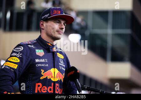 Max Verstappen (NLD) Red Bull Racing im Qualifying Parc Ferme. Abu Dhabi Grand Prix, Samstag, 11th. Dezember 2021. Yas Marina Circuit, Abu Dhabi, VAE. FIA Pool-Bild nur zur redaktionellen Verwendung Stockfoto