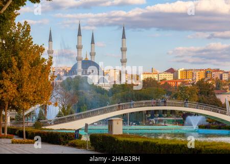 Ankara-Türkei:3. Oktober 2021: Wunderschöne Aussicht auf die Melike Sultan Moschee, berühmten Pool und Brücke im luna Park | Genclik Parki in Ankara. Stockfoto