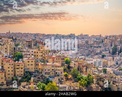 Schöne Aussicht mit vielen Wohnhäusern bei Sonnenuntergang in Amman, Jordanien. Stockfoto