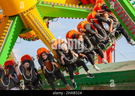 Ankara-Türkei:3. Oktober 2021: Gruppe fröhlicher und begeisterter Menschen, die Spaß im Luna Park | Genclik Parki in Ankara haben. Menschen mit hohen adneraline en Stockfoto