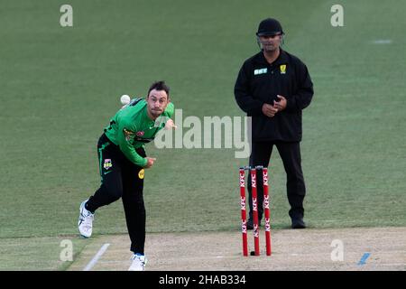 Sydney, Australien. 12th Dez 2021. Glenn Maxwell of Stars bowlen während des Spiels zwischen Sydney Thunder und Melbourne Stars im Sydney Showground Stadium am 12. Dezember 2021 in Sydney, Australien. (Nur für redaktionelle Verwendung) Credit: Izhar Ahmed Khan/Alamy Live News/Alamy Live News Stockfoto