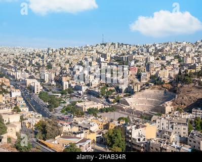 Amman, Jordanien - 09.02.2021: Das Römische Theater eine der wichtigsten touristischen Attraktionen in Amman, Jordanien. Luftaufnahme Stockfoto