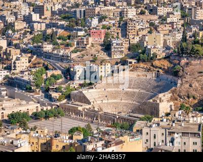 Amman, Jordanien - 09.02.2021: Das Römische Theater eine der wichtigsten touristischen Attraktionen in Amman, Jordanien. Luftaufnahme Stockfoto