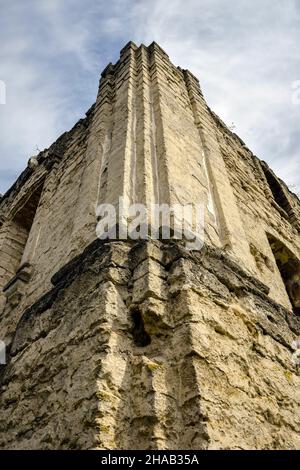 Alte halb zerstörte Synagoge. Textur des alten verfallenen Mauerwerks. Säulen und Gesims sind aus geschnitztem Stein. Äußere Ecke des Gebäudes agai Stockfoto