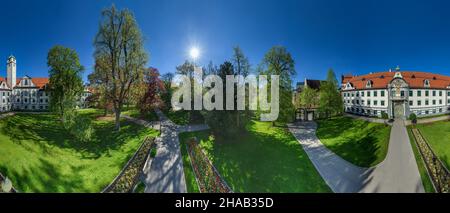 Blick auf den Fronhof und die ehemalige Fürstbischöfliche Residenz in Augsburg Stockfoto