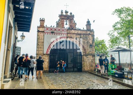 Touristen in der Nähe von Capilla del Santo Cristo de la Salud, San Juan, puerto rico - dez, 2021. Hochwertige Fotos Stockfoto