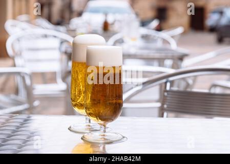 Eiskalte Biere, die auf der Terrasse in Gläser gegossen werden. Platz für Kopie Stockfoto