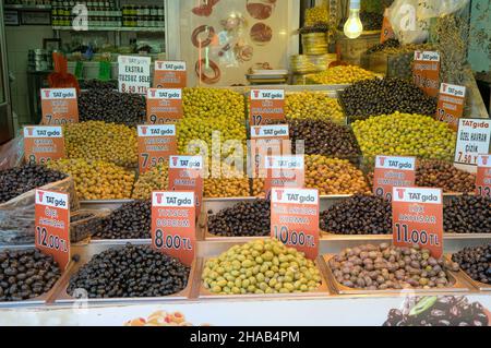 Gastronomie und Kultur in der Türkei Grüne und schwarze Oliven ein mediterranes Essen im Großen Basar von Istanbul Stockfoto