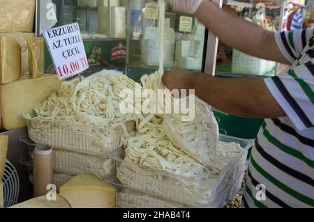 Essen und Kultur in der Türkei Cecil ist ein traditioneller Quark aus Erzurum im Großen Basar von Istanbul Stockfoto
