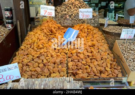 Industrie und Wirtschaft der Landwirtschaft in der Türkei Aprikosen und andere Trockenfrüchte im Großen Basar von Istanbul Stockfoto
