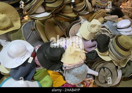 Hüte in verschiedenen Formen im Großen Basar in Istanbul, Türkei Stockfoto