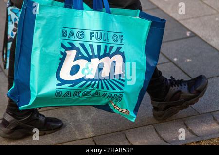 B&M-Geschäft, B&M-Geschäft, B&M-Geschäft, B&M-Geschäfte, B&M-Geschäft, große Schnäppchen, große Einsparungen, B&M-blaue Beschilderung. Einzelhandelskette für Haushaltswaren, Toilettenartikel, Elektronik, Spielzeug und mehr zu ermäßigten Preisen in Southport, Großbritannien Stockfoto