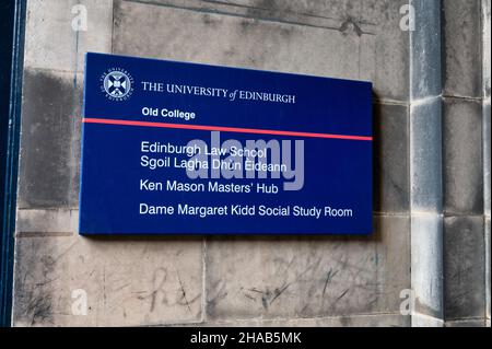 Edinburgh, Schottland - 20. Nov 2021: Das Zeichen für die Edinburgh Law School an der Universität von Edinburgh. Stockfoto