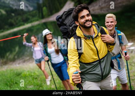 Wandern Freunde reisen Outdoor Gruppe Sport Lifestyle-Konzept Stockfoto