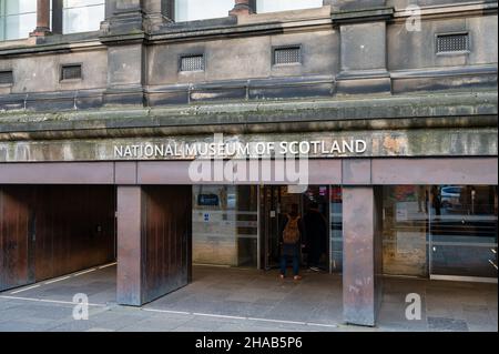 Edinburgh, Schottland - 20. Nov 2021: Eingang und Schild für das National Museum of Scotland in Edinburgh. Stockfoto