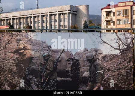 STEPANAKERT, BERG-KARABACH - NOVEMBER 06: Große Plakate mit Soldaten der Arzakh Defence Army schmücken Renaissance-Platz bekannt als Veratsnound während des militärischen Konflikts zwischen armenischen und aserbaidschanischen Truppen in Stepanakert de facto Hauptstadt der selbsternannten Republik Arzakh oder Berg-Karabach, De jure Teil der Republik Aserbaidschan am 06. November 2020. Die Kämpfe zwischen Armenien und Aserbaidschan um Berg-Karabach, auch bekannt als die Republik Arzakh, brachen Ende September in einen sechswöchigen Krieg mit beiden Ländern einander der Provokation beschuldigt aus Stockfoto