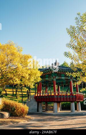 Traditioneller koreanischer Pavillon und farbenfrohe Herbstbäume im 5,18 Memorial Park in Gwangju, Korea Stockfoto