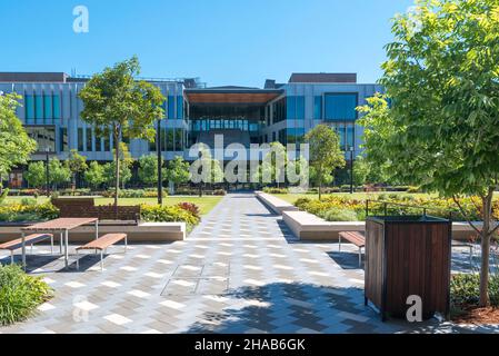 Okt 2021 Macquarie University, Sydney: Das neue GEBÄUDE aus DEM JAHR 1cc und der von FDC gebaute Food Court sind mit einem Green Star-Rating von 5 Sternen bewertet und mit Solarmodulen bedeckt Stockfoto