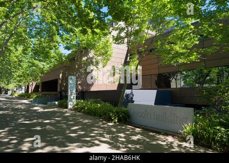 Okt 2021 Macquarie University, Sydney: Das renovierte Brutalist Lincoln Building wurde von der Firma FDC mit perforierten Aluminiumplatten verkleidet Stockfoto