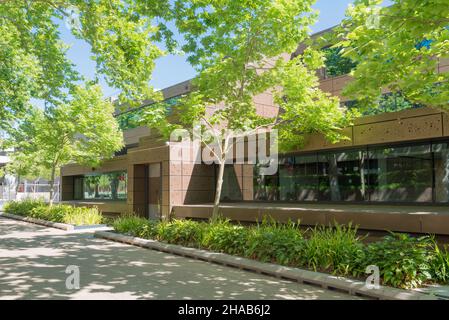 Okt 2021 Macquarie University, Sydney: Das renovierte Brutalist Lincoln Building wurde von der Firma FDC mit perforierten Aluminiumplatten verkleidet Stockfoto