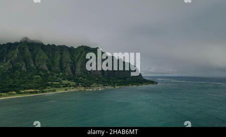 Blick auf Strand und Park bei Kualoa mit Ko'olau Bergen im Hintergrund Stockfoto