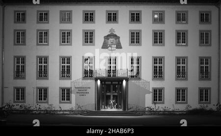 Das Gymnasium Theodorianum in Paderborn liegt zentral im Stadtzentrum, nicht weit vom Rathaus von Paderborn. Das Bild wurde bei Nacht gemacht. Stockfoto