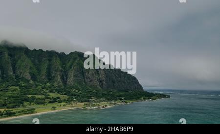 Blick auf Strand und Park bei Kualoa mit Ko'olau Bergen im Hintergrund Stockfoto