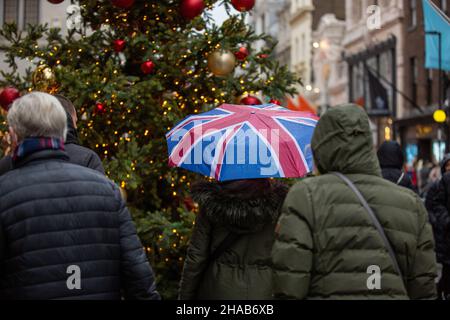 London, Großbritannien. 11th Dez 2021. Shopper sahen in der New Bond Street, London, spazieren. Kredit: SOPA Images Limited/Alamy Live Nachrichten Stockfoto