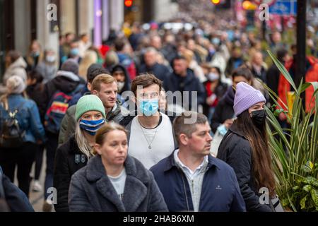 London, Großbritannien. 11th Dez 2021. Shopper sahen einen Spaziergang entlang der Regent Street, London. Kredit: SOPA Images Limited/Alamy Live Nachrichten Stockfoto