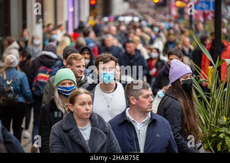 London, Großbritannien. 11th Dez 2021. Shopper sahen einen Spaziergang entlang der Regent Street, London. (Foto: Pietro Recchia/SOPA Images/Sipa USA) Quelle: SIPA USA/Alamy Live News Stockfoto