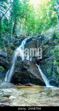 Kasak Wasserfall in Rhodopen Berg in der Nähe von Dorf Kasak, Bulgarien. Atemberaubende Herbstlandschaft Stockfoto