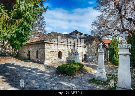 Die St. Nedelya Kirche in Batak, mit den Knochen der Toten. Stockfoto