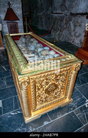 Die St. Nedelya Kirche in Batak, mit den Knochen der Toten. Stockfoto