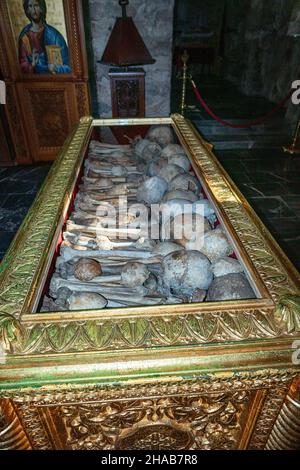 Die St. Nedelya Kirche in Batak, mit den Knochen der Toten. Stockfoto